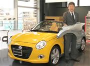 ダイハツ「コペン」の前に立つ開発担当の藤下修さん