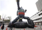 兵庫県神戸市長田区にある「鉄人２８号」のモニュメント。戦闘ロボットはもはや、アニメ・映画の世界を跳び出し、実戦配備も現実味を帯び始めている＝２０１２年１２月２３日（桑村朋撮影）