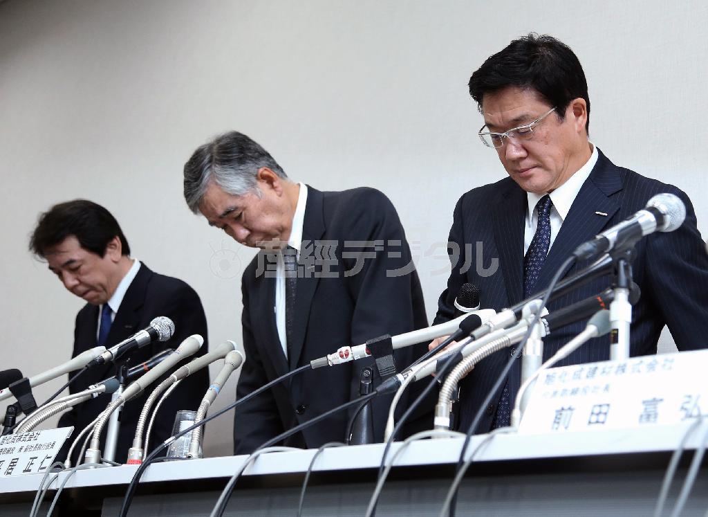 記者会見する旭化成建材の前田富弘社長（右）と旭化成の平居正仁副社長（中央）ら＝２０１５年１１月１３日午後、東京都中央区（大西正純撮影）
