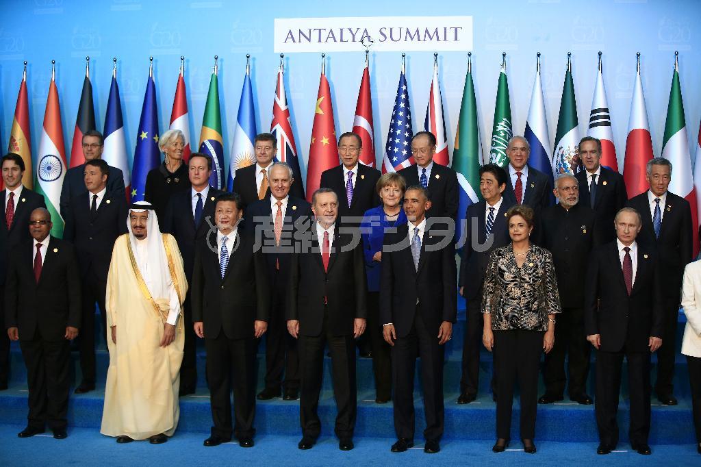 トルコのアンタルヤで開幕したＧ２０サミットに参加し、記念撮影に収まる各国首脳＝２０１５年１１月１５日（ＡＰ）