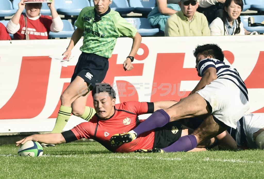 帝京大－明大の前半、トライを決める帝京大・尾崎晟也（せいや、中央）＝２０１５年１１月１５日、東京都港区の秩父宮ラグビー場（共同）