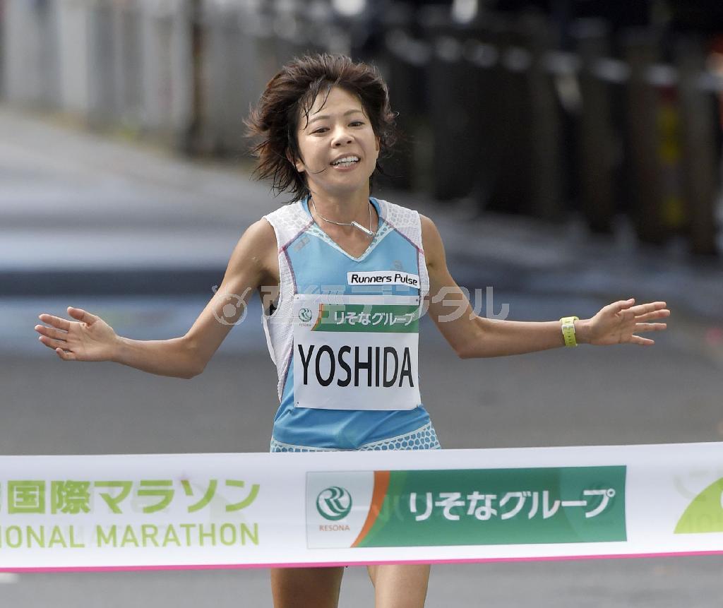 日本勢トップの２位でゴールする吉田香織＝２０１５年１１月１５日、埼玉県さいたま市中央区のさいたまスーパーアリーナ（共同）