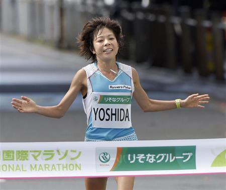 日本勢トップの２位でゴールする吉田香織＝２０１５年１１月１５日、埼玉県さいたま市中央区のさいたまスーパーアリーナ（共同）