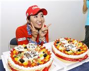 関係者から贈られた賞金女王を祝うケーキに笑顔のイ・ボミ＝２０１５年１１月１５日、千葉県長生郡長南町のグレートアイランドＣ（共同）