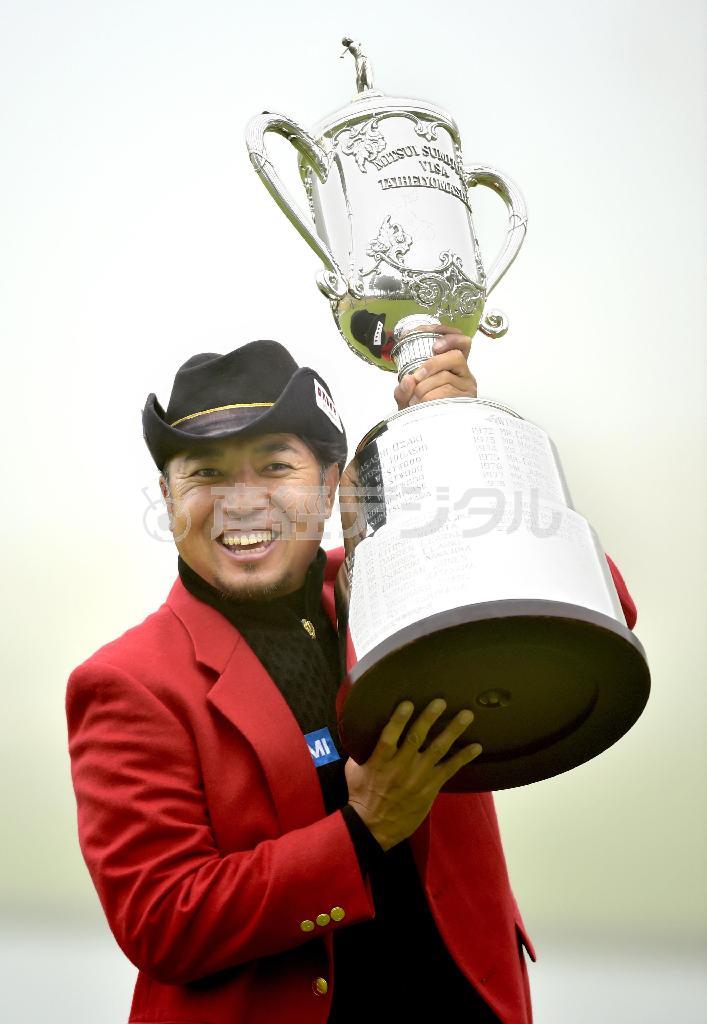 最終日が霧のため中止となり、第３日までの成績で優勝した片山晋呉（しんご）＝２０１５年１１月１５日、静岡県御殿場市の太平洋クラブ御殿場（共同）
