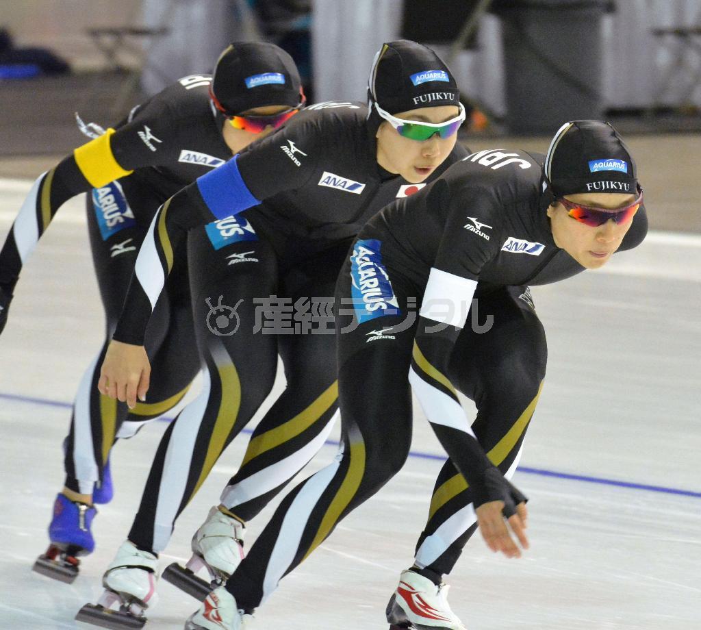 女子団体追い抜きで２分５６秒４６の日本新記録をマークし、２位に入った日本の（右から）菊池彩花、押切美沙紀、高木美帆＝２０１５年１１月１４日、カナダ・アルバータ州カルガリー（共同）