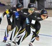 女子団体追い抜きで２分５６秒４６の日本新記録をマークし、２位に入った日本の（右から）菊池彩花、押切美沙紀、高木美帆＝２０１５年１１月１４日、カナダ・アルバータ州カルガリー（共同）