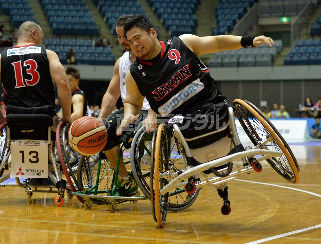 車いすバスケのアジア・オセアニア選手権準決勝のオーストラリア戦で、車輪を浮かし攻め上がる香西（こうざい）宏昭（９）選手＝２０１５年１０月１６日、千葉県千葉市中央区の千葉ポートアリーナ（高橋朋彦撮影）