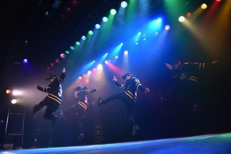 東放学園で行われた「ＴＥＥＮＳ＿ＤＡＮＣＥ＠ＰＩＥＣＥ＿２０１５」のゲストショーでダンスを披露するＰＲＯＤＵＣＴ＝２０１５年１０月１８日、東京都新宿区西新宿（提供写真）