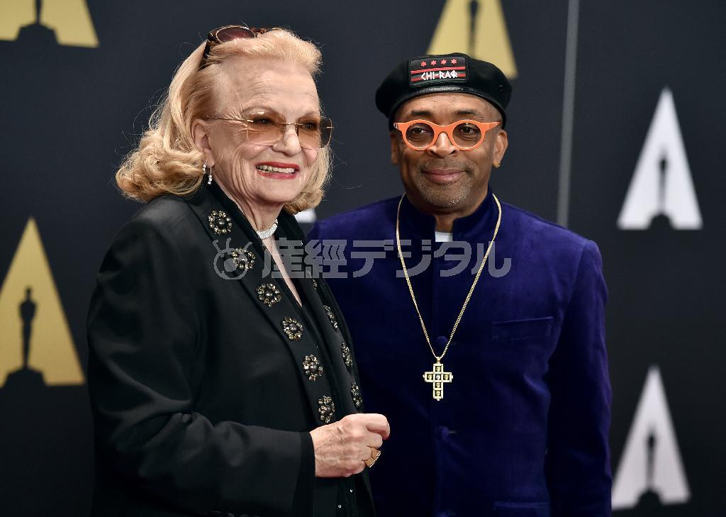 米女優、ジーナ・ローランズさん（８５）と米映画監督・俳優、スパイク・リーさん＝２０１５年１１月１４日、米カリフォルニア州ロサンゼルス（ＡＰ）
