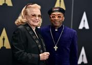 米女優、ジーナ・ローランズさん（８５）と米映画監督・俳優、スパイク・リーさん＝２０１５年１１月１４日、米カリフォルニア州ロサンゼルス（ＡＰ）