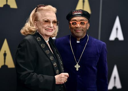 米女優、ジーナ・ローランズさん（８５）と米映画監督・俳優、スパイク・リーさん＝２０１５年１１月１４日、米カリフォルニア州ロサンゼルス（ＡＰ）