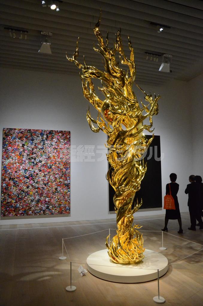彫刻「欲望の炎」（村上隆）などの展示風景＝２０１５年１０月３０日、東京都港区（原圭介撮影）