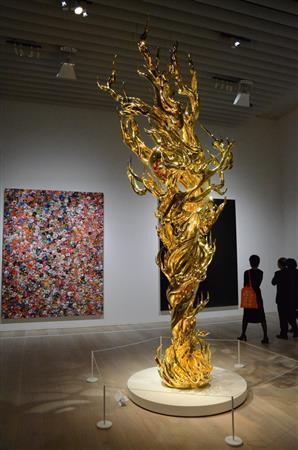 彫刻「欲望の炎」（村上隆）などの展示風景＝２０１５年１０月３０日、東京都港区（原圭介撮影）