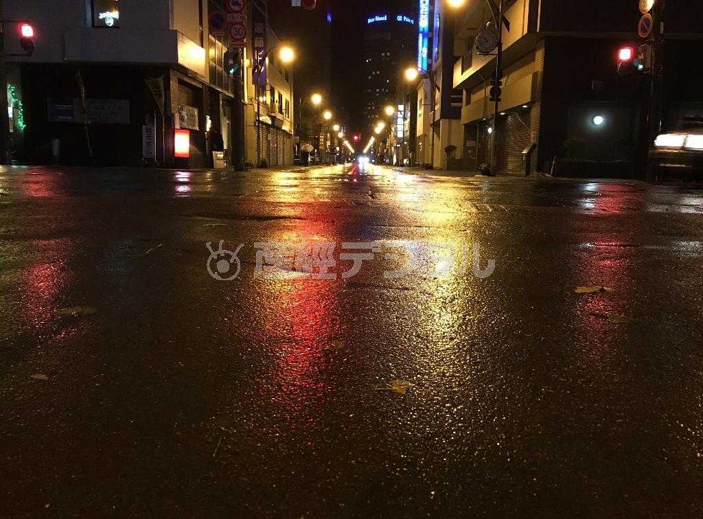 雨の降った日は、濡れたアスファルトを鏡のように利用することができる。信号機や街路灯が路面に淡く光照らされ、どことなく叙情的な光景になる＝２０１５年１０月８日（野口隆史さん撮影）