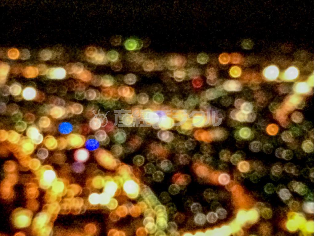 あえて強制的に手前ピントを合わせたままｉＰｈｏｎｅを撮影すると、遠くの景色の光は大きな円状に写る。この写真は日本三大夜景の一つ、函館山山頂から撮ったもので、いつも目にしている夜景とは全く違う趣がある＝２０１５年６月２２日（野口隆史さん撮影）