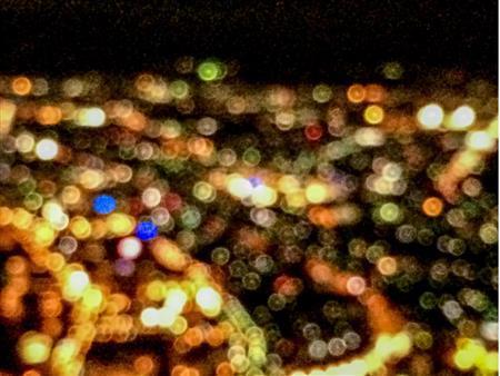 あえて強制的に手前ピントを合わせたままｉＰｈｏｎｅを撮影すると、遠くの景色の光は大きな円状に写る。この写真は日本三大夜景の一つ、函館山山頂から撮ったもので、いつも目にしている夜景とは全く違う趣がある＝２０１５年６月２２日（野口隆史さん撮影）