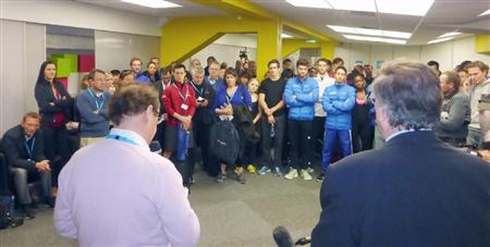 フィギュアスケート・フランス杯の中止決定を聞く選手たち＝１４日、ボルドー（共同）