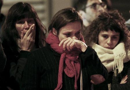 同時多発テロの襲撃を受けた現場付近で涙ぐむ女性＝１４日、パリ（ロイター）