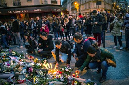 同時多発テロがあったレストラン前に集まり、ろうそくに火をともす市民ら＝１４日、パリ（ゲッティ＝共同）