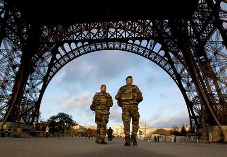 １５日、閉鎖されたパリのエッフェル塔をパトロールする軍の兵士ら（ＡＰ）