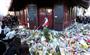 パリ同時多発テロで被害にあったレストラン前はたむけられた花束でうめられた＝１５日、フランス・パリ（大西正純撮影）