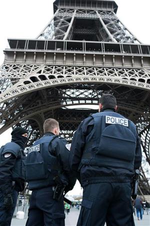 同時多発テロを受けて、パリの名所・エッフェル塔付近を警備する警察官＝１４日（ＡＰ）