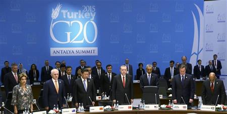 Ｇ２０会合で、首脳らがパリ同時多発テロの犠牲者の冥福を祈った＝１５日、トルコ・アルタンヤ（ロイター）