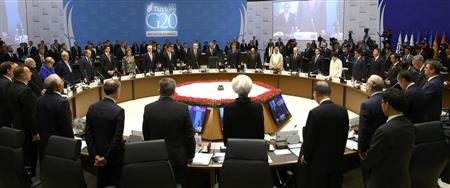 Ｇ２０首脳会合前にパリ同時多発テロの犠牲者のために黙祷が行われた＝１５日、トルコ・アンタルヤ（ロイター）