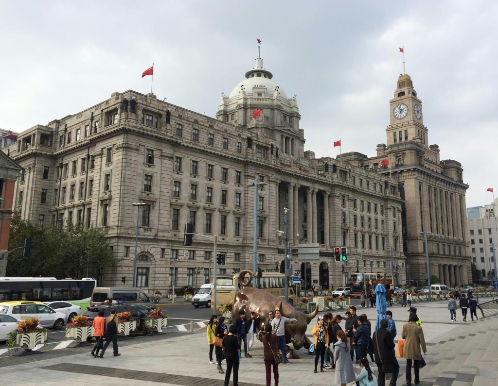 上海市内を流れる黄浦江沿いの旧英米共同租界に建つ１９２３年竣工（しゅんこう）の旧香港上海銀行（匯豊銀行）ビル。４９年の新中国成立以降、上海市政府や中国共産党上海市委などが使ってきたが、現在は地場の上海浦東発展銀行が入っている。旧香港上海銀行はこのビルの竣工以前、１８６５年に上海に進出している（河崎真澄撮影）