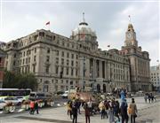 上海市内を流れる黄浦江沿いの旧英米共同租界に建つ１９２３年竣工（しゅんこう）の旧香港上海銀行（匯豊銀行）ビル。４９年の新中国成立以降、上海市政府や中国共産党上海市委などが使ってきたが、現在は地場の上海浦東発展銀行が入っている。旧香港上海銀行はこのビルの竣工以前、１８６５年に上海に進出している（河崎真澄撮影）