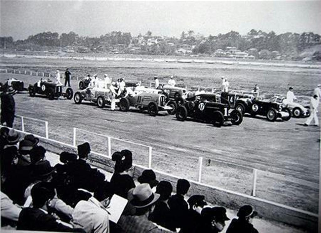 「多摩川スピードウエイ」回顧展で展示される写真の１枚。観客席の最前列に日本髪の女性の姿も