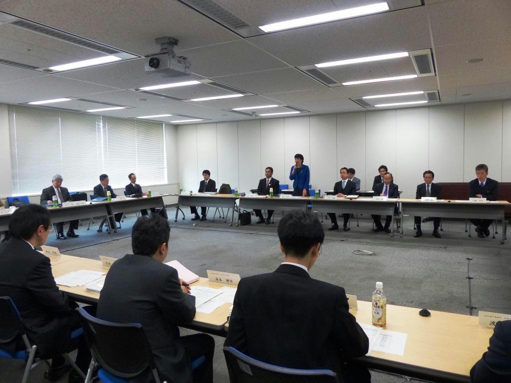 携帯電話料金タスクフォースの３回目の会合であいさつする高市早苗総務相＝１６日、総務省