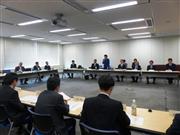 携帯電話料金タスクフォースの３回目の会合であいさつする高市早苗総務相＝１６日、総務省