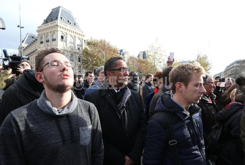 １１月１６日、テロ現場に近い首都パリの共和国広場では、正午になると集まった人々が一斉に国歌を斉唱して犠牲者を悼んだ＝２０１５年、フランス（大西正純撮影）