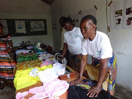 広いキャベツ畑。現金収入を得られるよう、栽培方法等をレクチャーしている＝２０１４年９月１１日、コンゴ民主共和国（ワールド・ビジョン・ジャパン撮影）