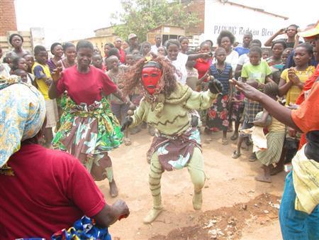 ２０１４年に初めて事業地を訪問した際、披露した歓迎の踊り＝２０１４年９月１１日、コンゴ民主共和国（ワールド・ビジョン・ジャパン撮影）