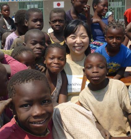 ワールド・ビジョン・ジャパンの加藤奈保美（なおみ）さん（中央）＝２０１５年９月４日、コンゴ民主共和国（ワールド・ビジョン・ジャパン撮影）
