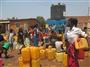 水汲みに集まった子供たち。奥の大きなタンクに雨水を溜めている＝２０１５年９月２日、コンゴ民主共和国（ワールド・ビジョン・ジャパン撮影）
