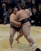 照ノ富士（右）を寄り切って１敗を守った稀勢の里（きせのさと）＝２０１５年１１月１６日、福岡県福岡市博多区の福岡国際センター（榎本雅弘撮影）