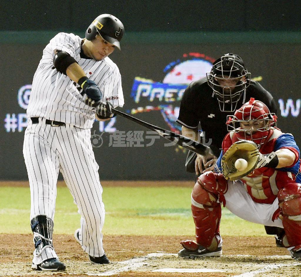 プエルトリコ戦の一回、左前に先制打を放った筒香（つづごう）嘉智（左）＝２０１５年１１月１６日、台湾・桃園市（共同）