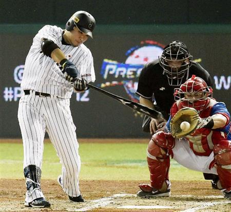 プエルトリコ戦の一回、左前に先制打を放った筒香（つづごう）嘉智（左）＝２０１５年１１月１６日、台湾・桃園市（共同）