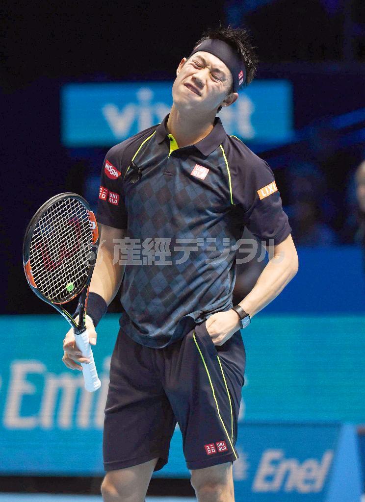 ジョコビッチに一方的にポイントを奪われ、顔をしかめる錦織圭（にしこり・けい）＝２０１５年１１月１５日、英国・首都ロンドン（共同）