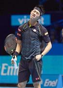 ジョコビッチに一方的にポイントを奪われ、顔をしかめる錦織圭（にしこり・けい）＝２０１５年１１月１５日、英国・首都ロンドン（共同）