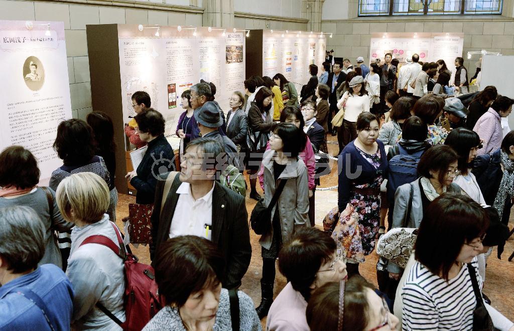 大勢の来館者でにぎわう、実業家・広岡浅子を紹介する特別展の会場＝２０１５年１１月１４日、大阪市西区の大同生命保険大阪本社（共同）