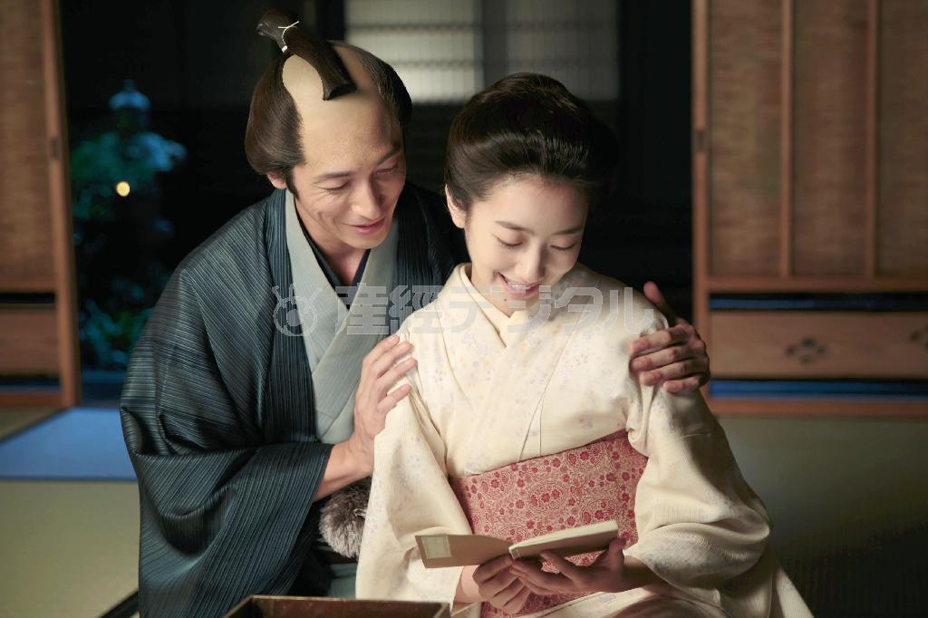 ＮＨＫ連続テレビ小説「あさが来た」の一場面。ヒロイン役の波瑠（はる）さん（右）と夫役の玉木宏さん（ＮＨＫ提供）