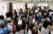 大勢の来館者でにぎわう、実業家・広岡浅子を紹介する特別展の会場＝２０１５年１１月１４日、大阪市西区の大同生命保険大阪本社（共同）