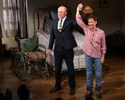 米俳優、ブルース・ウィリスさん（左）と米女優、ローリー・メトカーフさん＝２０１５年１１月１５日、米ニューヨーク（ＡＰ）