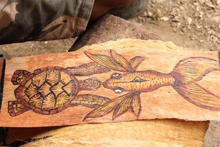 ピーター・ロヴォさんが描いた亀と魚。亀が女性で、魚が男性。この絵は夫婦を表しているのだそうです＝２０１５年１０月７日、バヌアツ（相川梨絵さん提供）