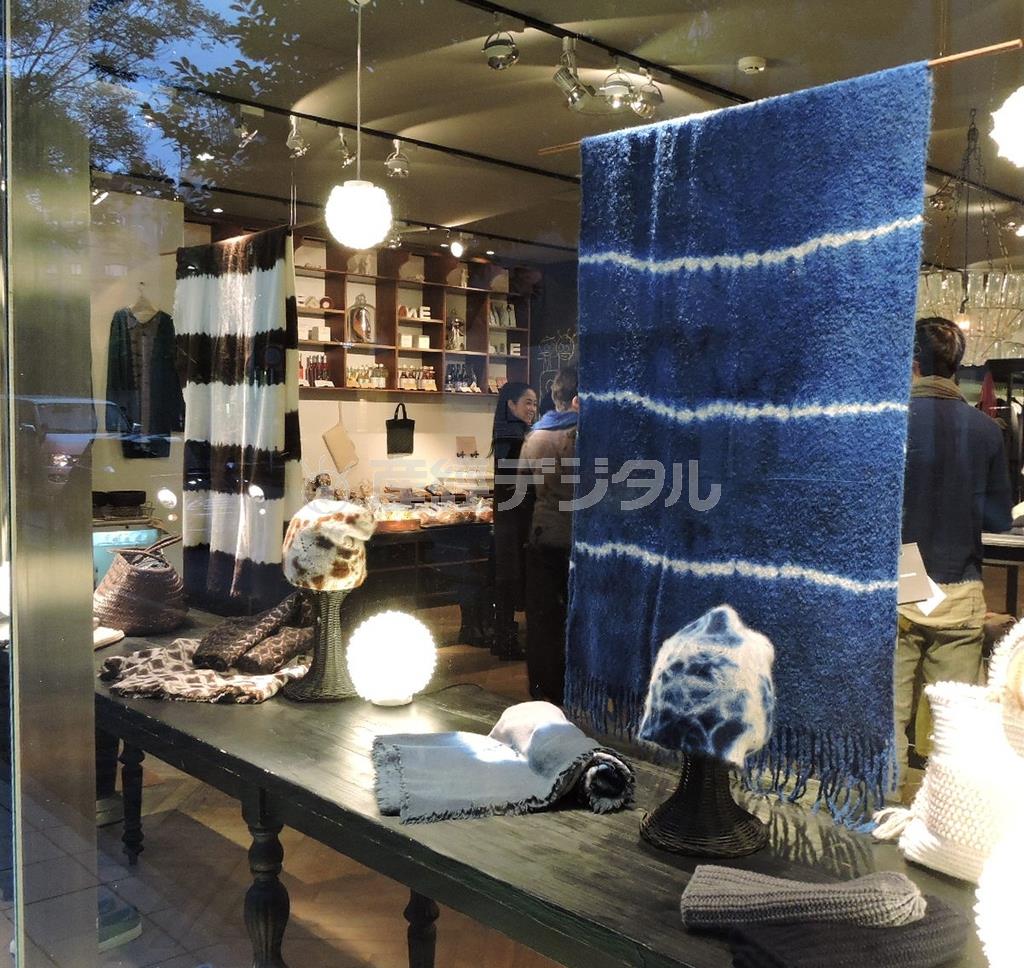 ペルーで手織りされているアルパカ素材の生地を使ったショール（４万７０００円）＝２０１５年１０月１７日、愛知県名古屋市緑区（藤沢志穂子撮影）